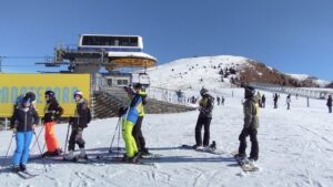 studenti impegnati alla gara di sci