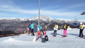 studenti impegnati alla gara di sci