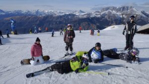 studenti impegnati alla gara di sci