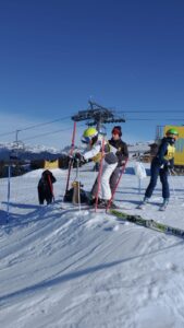 studenti impegnati alla gara di sci di Istituto