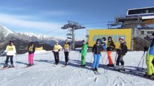 studenti impegnati alla gara di sci